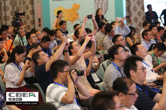 圖為2018第一屆新能源汽車及動力電池（CIBF2018）國際交流會會議現(xiàn)場1.jpg