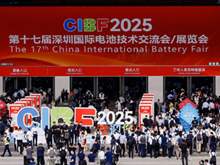 圖為CIBF2025觀眾排隊(duì)入場