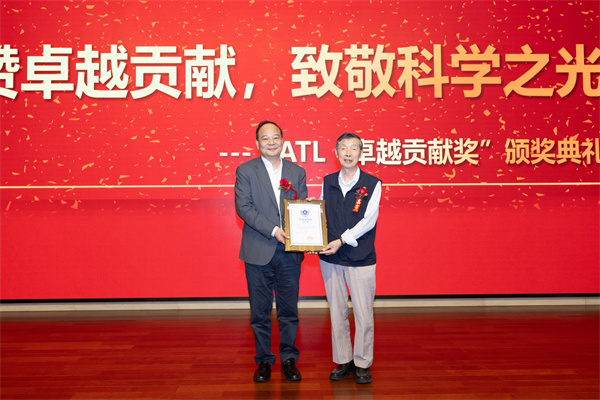 致敬“中國鋰電之父”，寧德時代為陳立泉院士頒發(fā)“卓越貢獻獎”